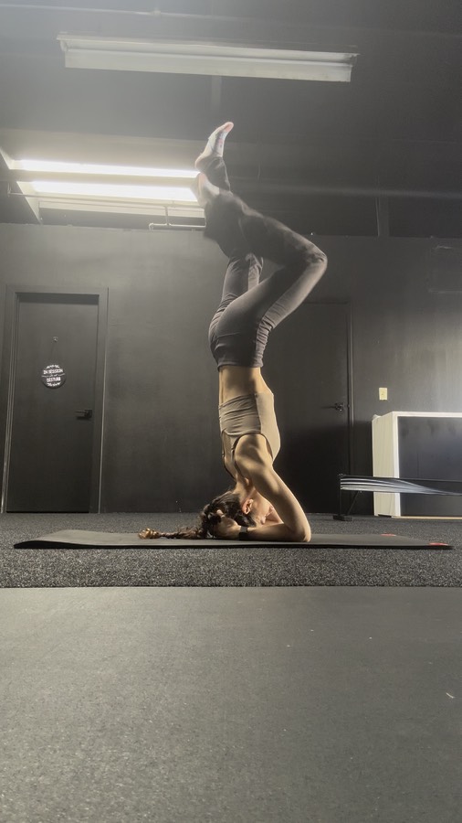 Getting somewhere with my scorpion pose 🦂