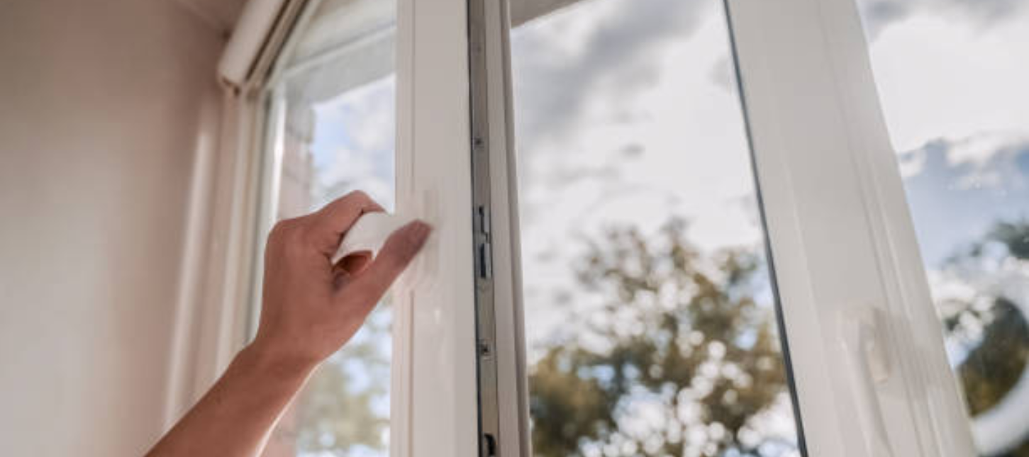 fenêtre ouverte dans une maison