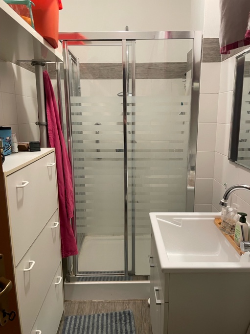 Stanza con letto matrimoniale e bagno privato in casa condivisa a Milano