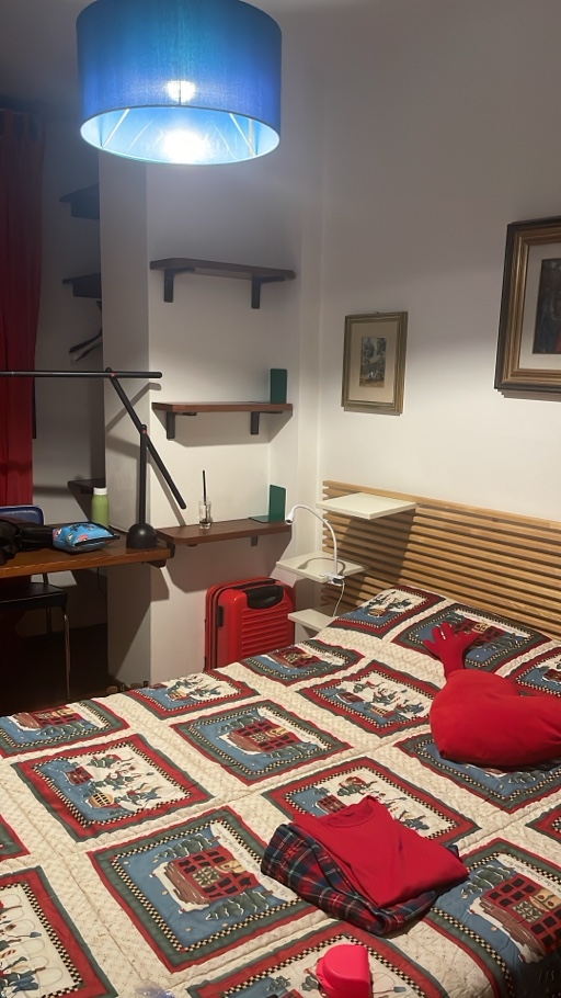 Stanza con letto matrimoniale e bagno privato in casa condivisa Milano foto 4