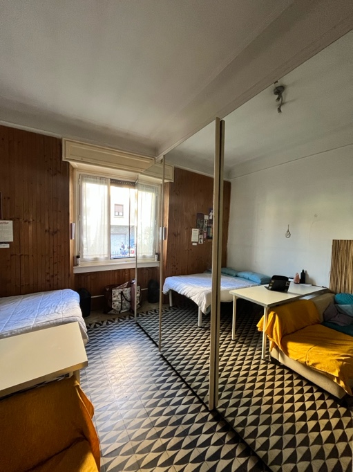 Affittasi ampia stanza privata  a Milano