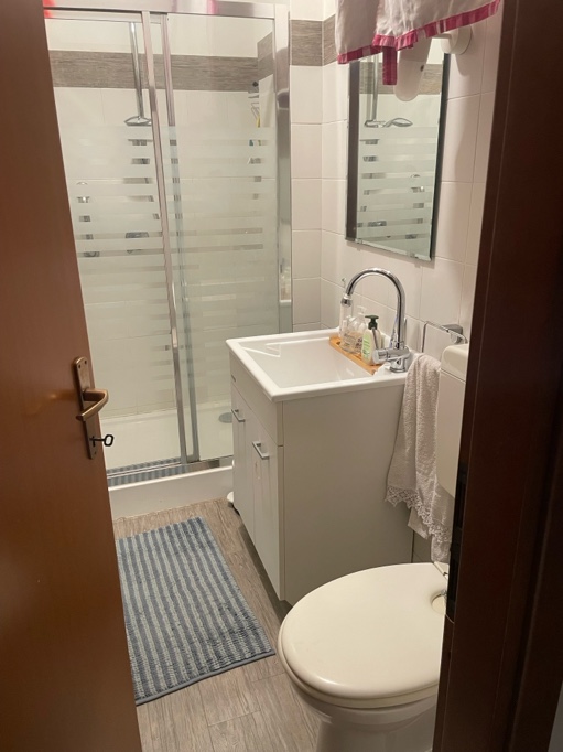 Stanza con letto matrimoniale e bagno privato in casa condivisa Milano foto 2