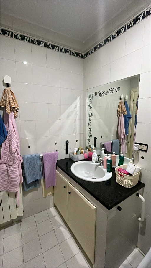 affitto stanza matrimoniale dal 01.04.2026 al 30.09.2026 via Michele pronti adiacente corso Umberto I palazzo con ascensore Napoli foto 3