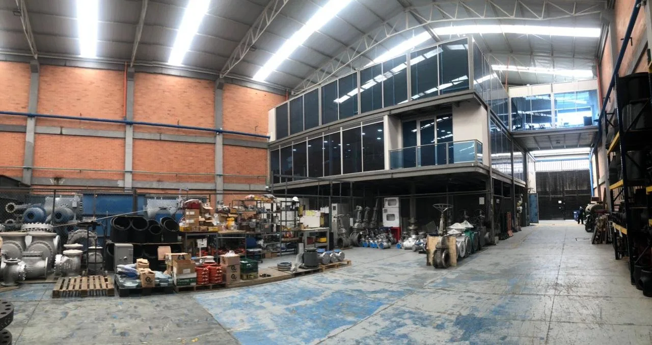 Bodega de 1.700 m² con oficinas en Siberia – foto 1