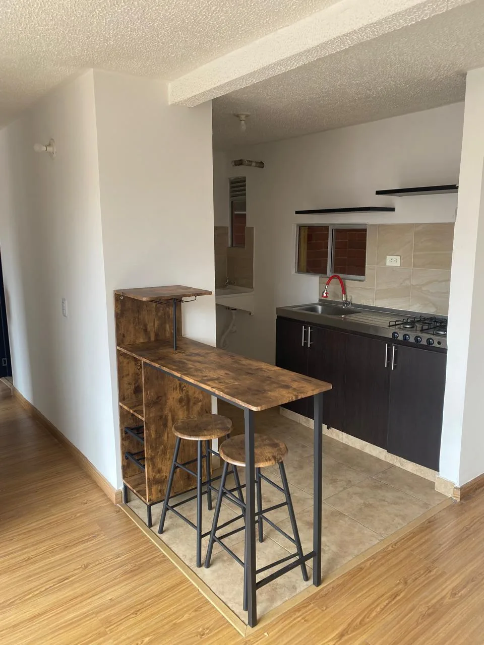 Sala comedor y cocina integral con barra