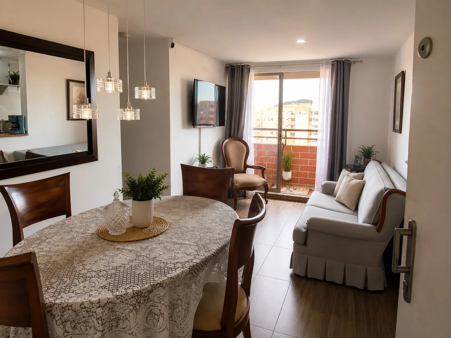 Sala comedor con salida al balcón