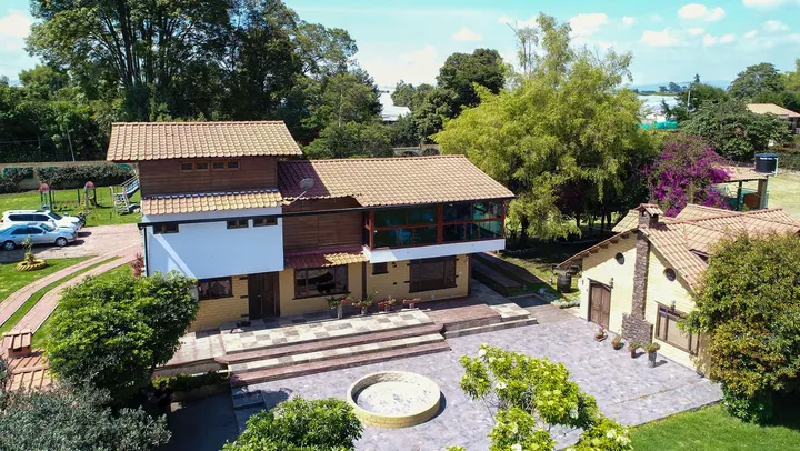 Country estate with spa area and guest cabin in Cota