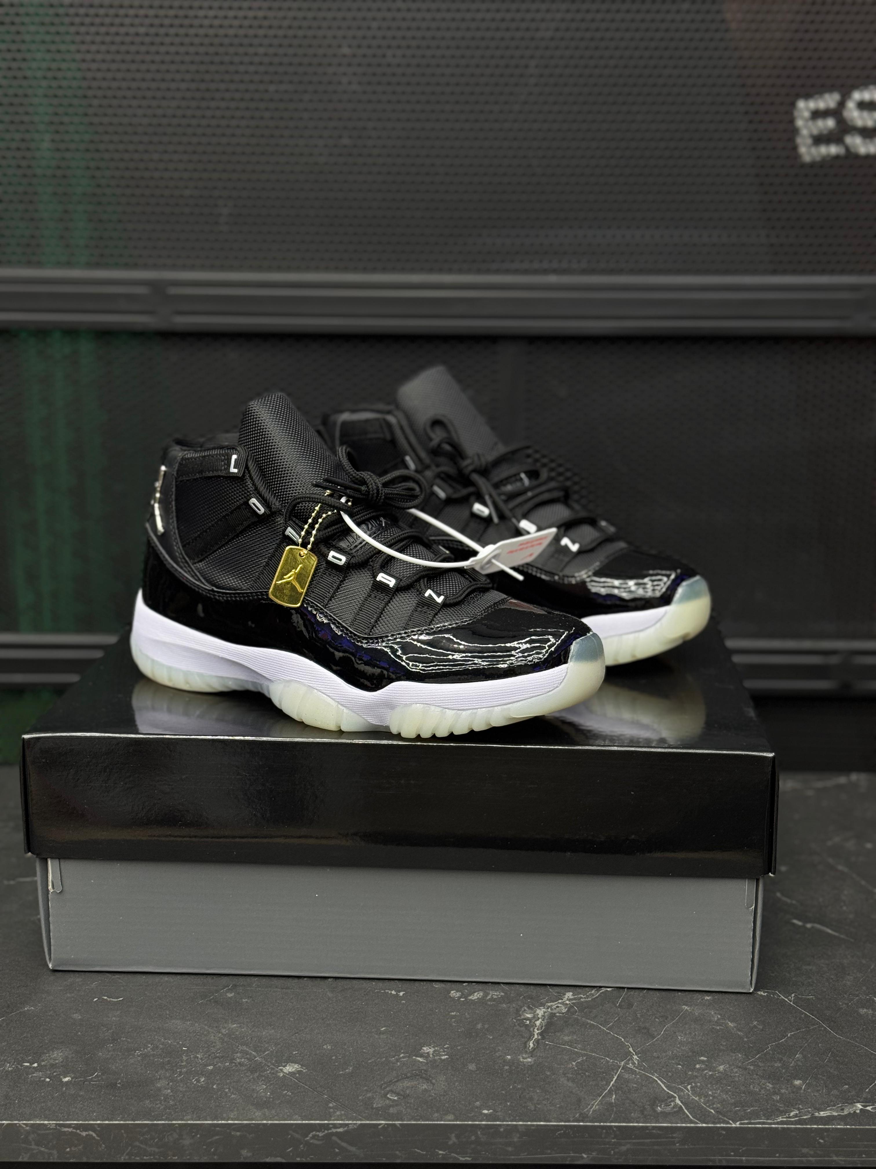 JORDAN RETRO 11 CAP AND GOWN