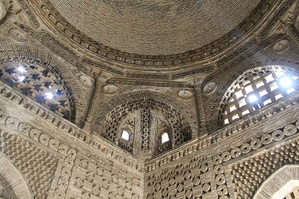 Samanid_Mausoleum_inside_detail_1