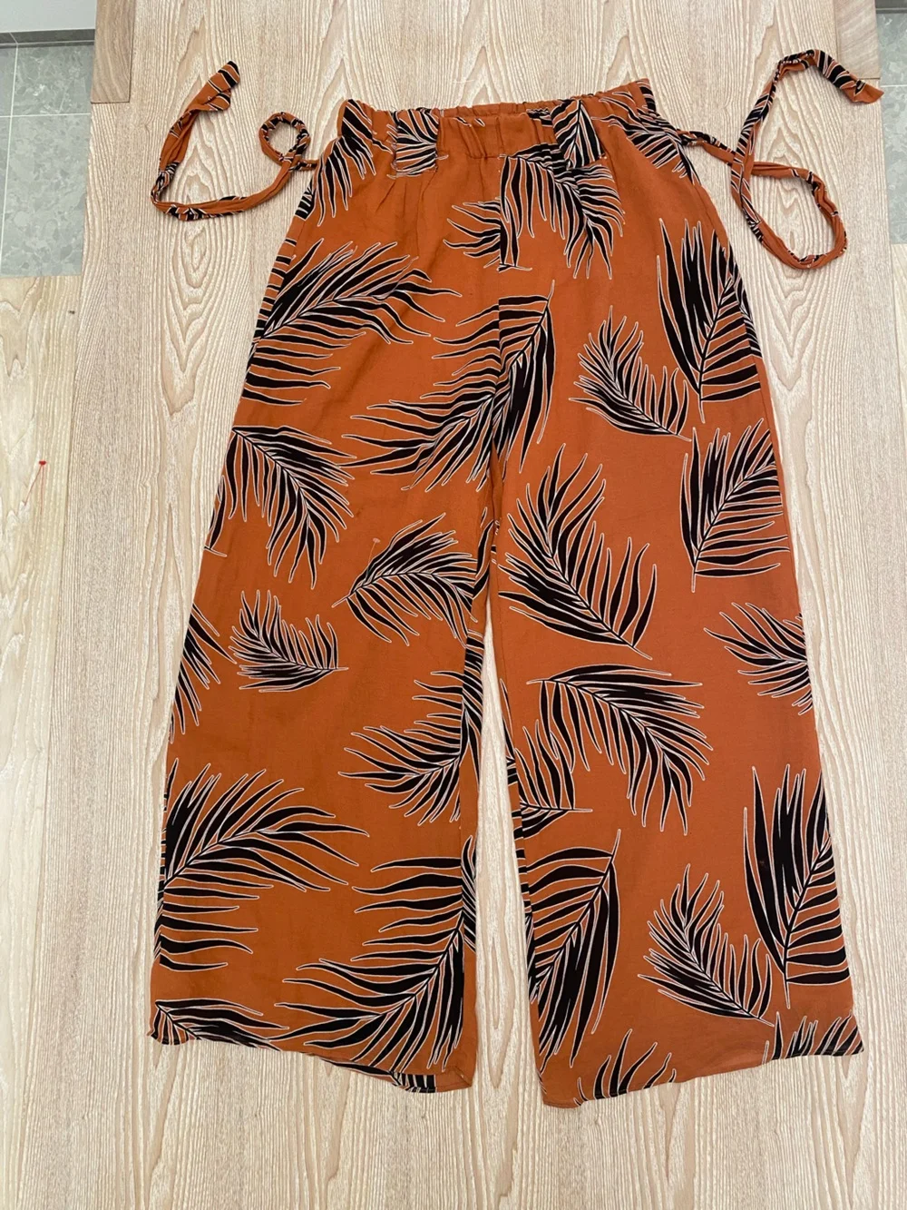 Size 8 Witchery Wide-Leg Tropical Print Pants