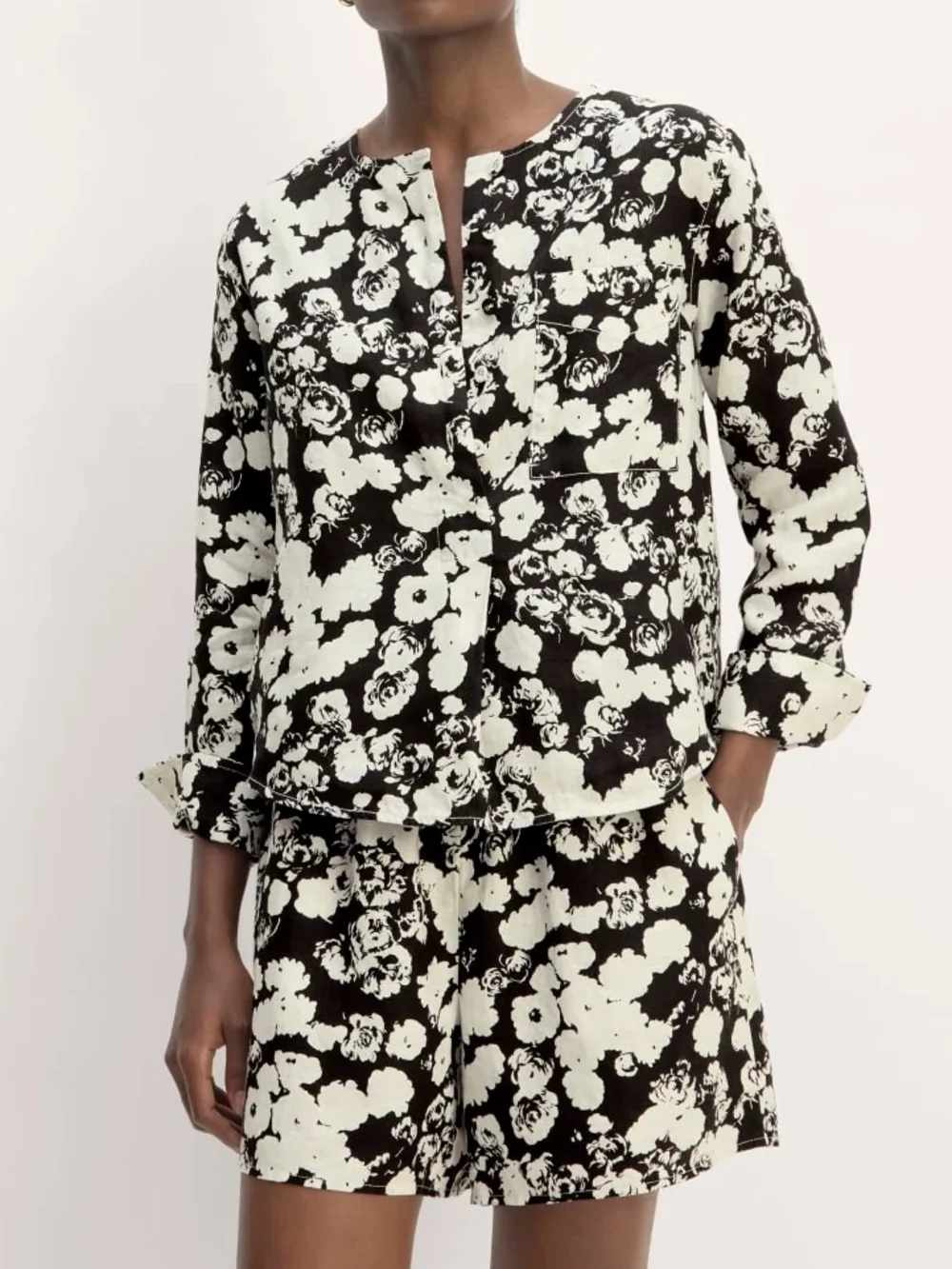 Luxurious New Everlane European Linen Black & Bone Floral Button-Down Blouse