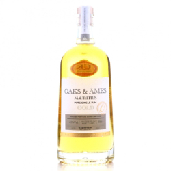 Image of the front of the bottle of the rum Oaks & Âmes Gold Rum