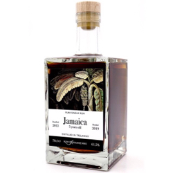 Image of the front of the bottle of the rum #001