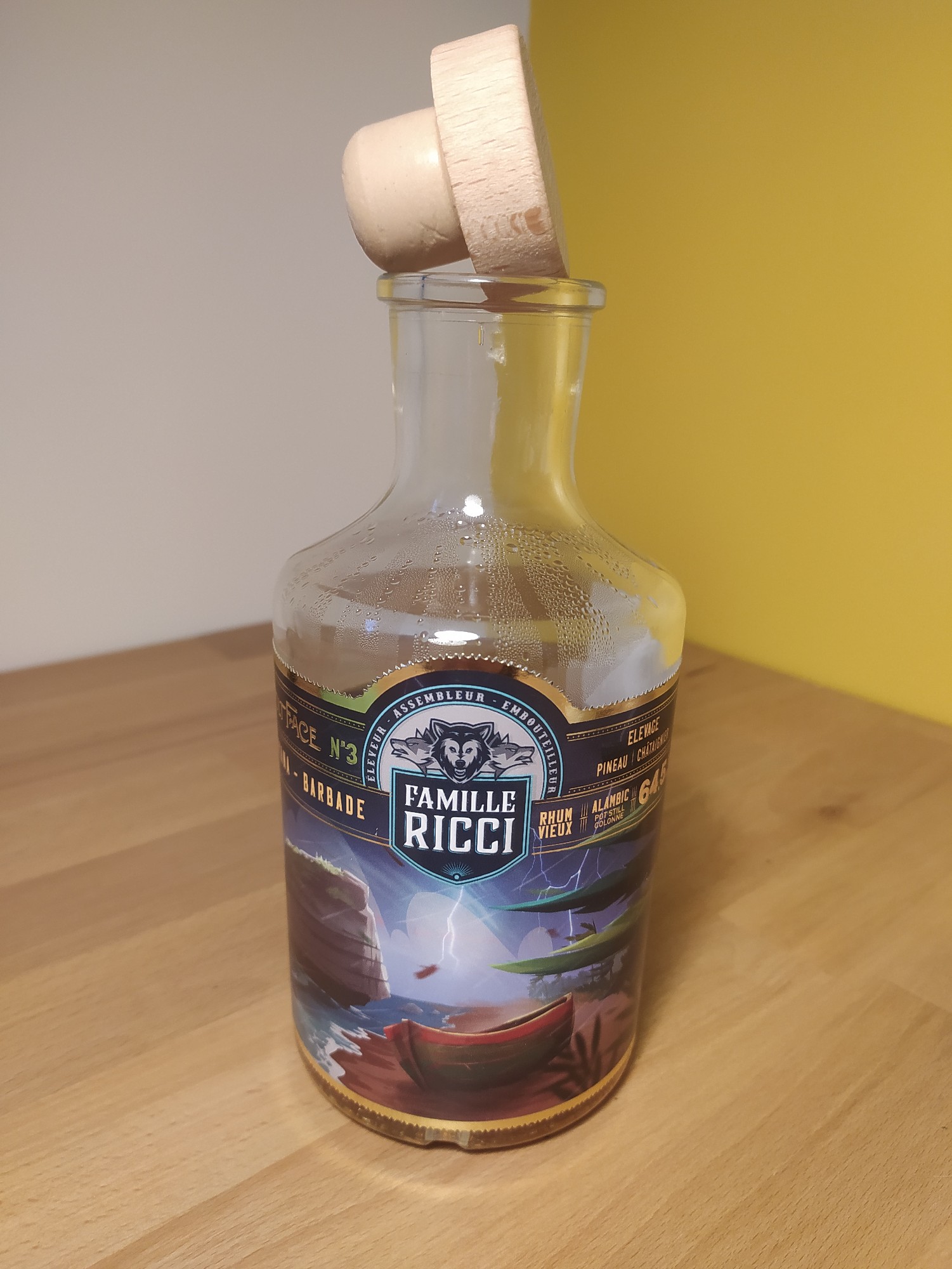 Photo of the bottle taken from user Thomas Renoud
