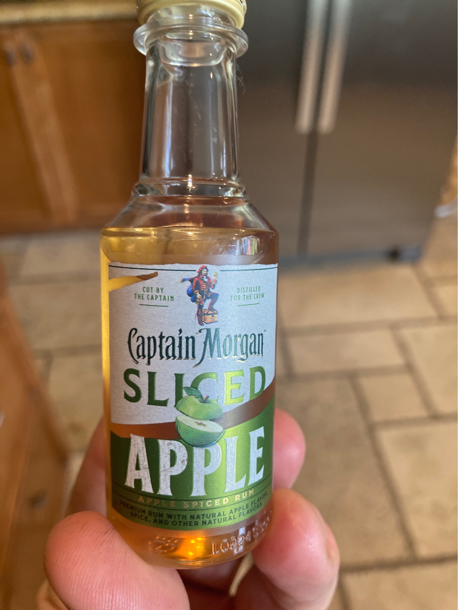 Photo of the bottle taken from user Anton Krioukov