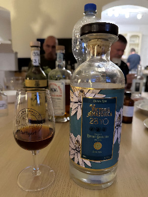 Photo of the rum Floral Rum Series Victoria Amazonica (Catawiki) REV taken from user Alex1981