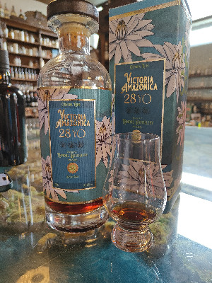 Photo of the rum Floral Rum Series Victoria Amazonica (Catawiki) REV taken from user Gin & Bricks