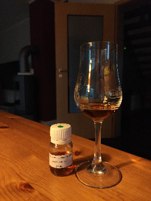 Photo of the rum Swell & Co. Co-bottling series #3 Bar 1802 taken from user Basti