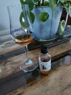 Photo of the rum Takamaka Le Clos Series #3 taken from user Tim 