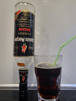 Photo of the rum Captain Morgan Black Label Jamaica Rum (Old Version) taken from user zabo