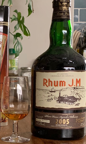 Photo of the rum 2005 taken from user Sylvain44