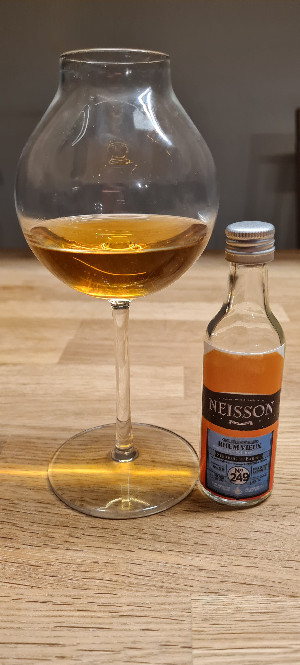 Photo of the rum Straight from the barrel No 249 taken from user Alex Kunath