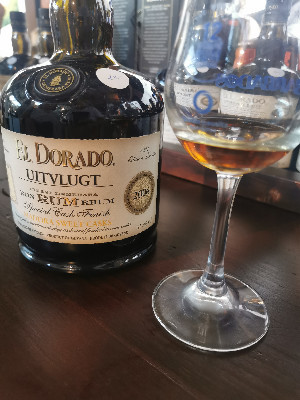 Photo of the rum El Dorado Special Cask Finish Madeira Sweet Casks taken from user Gregor 