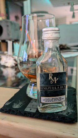 Photo of the rum Rum Artesanal Venezuela Rum taken from user Fuwi