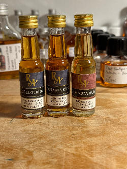 Photo of the rum Rum Artesanal JMC Distillery C<>H taken from user Johannes