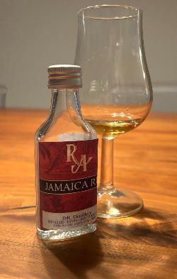 Photo of the rum Rum Artesanal JMC Distillery C<>H taken from user Tschusikowsky