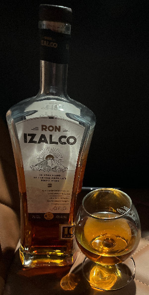 Photo of the rum Ron Izalco 10 Años taken from user BTHHo 🥃
