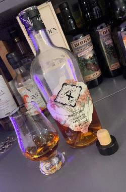 Photo of the rum Sample X Martinique “what if 007 was a saint?” taken from user Tom Buteneers