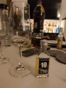 Photo of the rum Blended Jamaica Rhum taken from user Frederic
