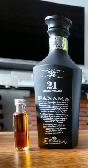 Photo of the rum Panama Decanter 21 Years Black Edition taken from user Kamil Čmiel