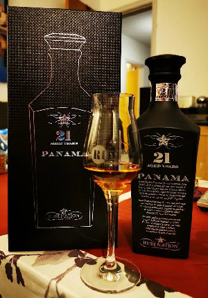 Photo of the rum Panama Decanter 21 Years Black Edition taken from user Kevin Sorensen 🇩🇰