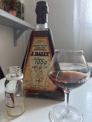 Photo of the rum J. Bally Millésime 1999 LMDW taken from user Lawich Lowaine
