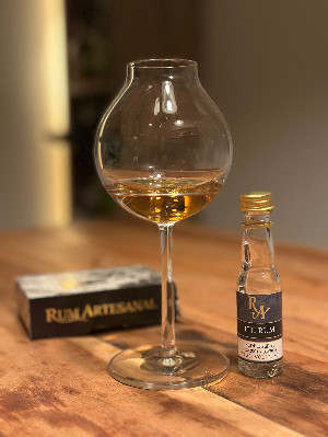 Photo of the rum Rum Artesanal Fiji Rum FSDP taken from user Oliver