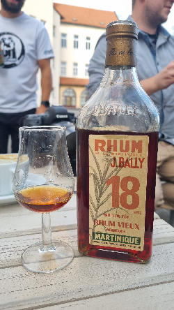 Photo of the rum 2000 taken from user Martin Švojgr