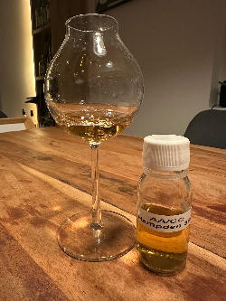 Photo of the rum 35 Years Old HGML taken from user Oliver