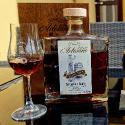 Photo of the rum 24 years Cask Strength taken from user SaibotZtar 