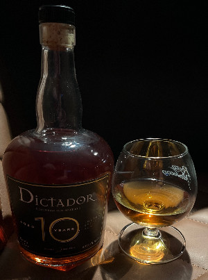 Photo of the rum Dictador 10 Years taken from user BTHHo 🥃