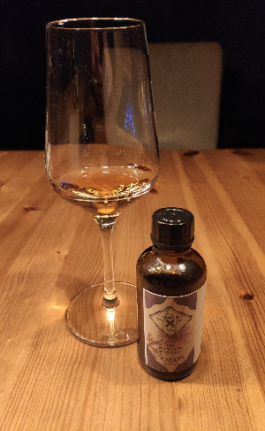 Photo of the rum Sample X The Travellers Distillery taken from user Basti