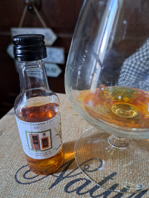 Photo of the rum Select Reserve French Cask Rum taken from user Émile Shevek
