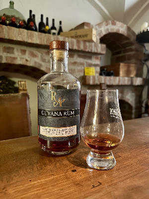 Photo of the rum Rum Artesanal Guyana Rum VSG taken from user Oliver