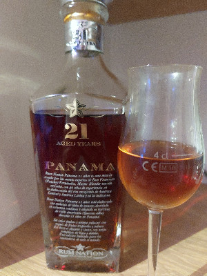 Photo of the rum Panama Decanter 21 Years taken from user w00tAN