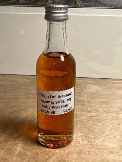 Photo of the rum Panama Rum - Ruby Port Finish (Silvester Bottling 31.12.2023) taken from user Johannes