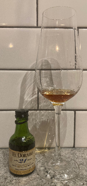 Photo of the rum El Dorado 21 (2020 Release) taken from user HenryL