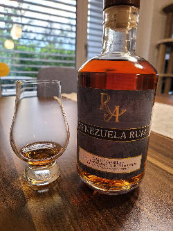 Photo of the rum Rum Artesanal Venezuela Rum taken from user LukaŽiga