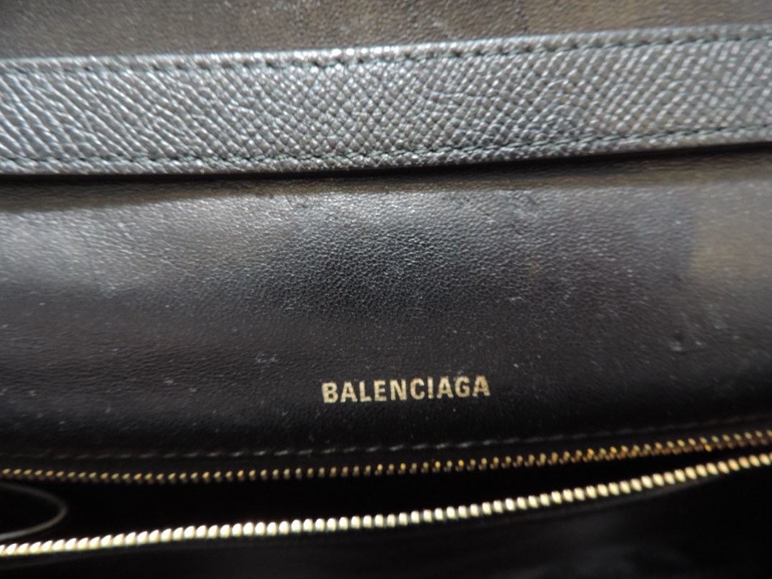 Balenciaga — Vue 4