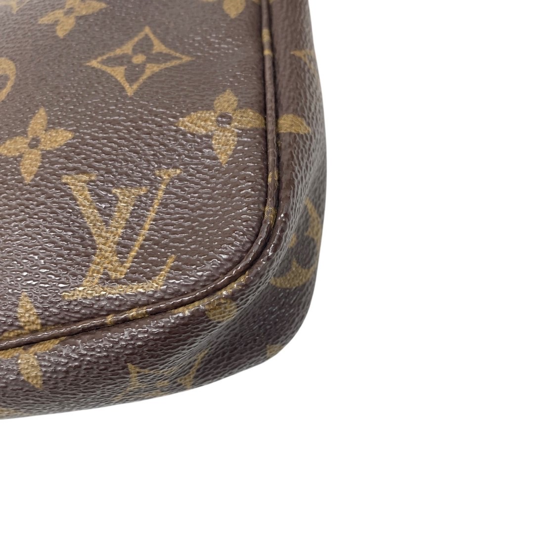 Louis Vuitton — Vue 9 Louis Vuitton — Vue 9